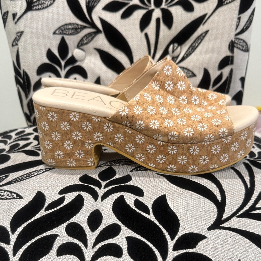 BEACH Daisy Embellished Tan Platform Mules - Picture 5 of 6